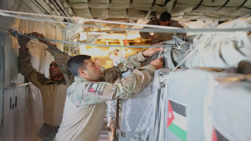 الجيش: 7 إنزالات جوية لإيصال مساعدات إنسانية وغذائية وحليب أطفال إلى قطاع غزة (صور)
