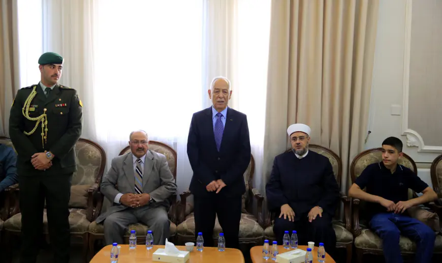 العيسوي ينقل تمنيات الملك وولي العهد للعين والوزير الأسبق الخريشا بالشفاء العاجل