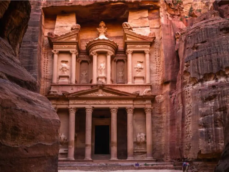 تراجع السياحة في البترا يؤدي إلى إغلاق 32 فندقًا وتسريح 700 موظف