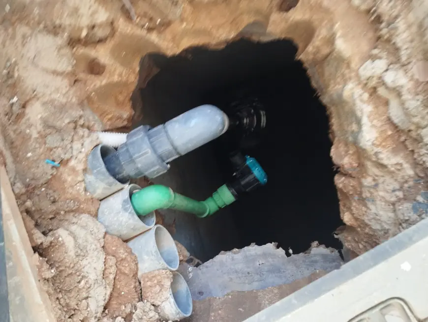 المياه: ضبط مصنع يعتدي على خط ناقل في منطقة المفرق (صور)