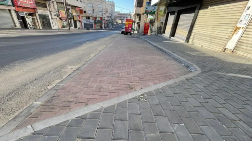 الامانة تنفذ مبادرة طلابية لتأهيل الأرصفة في الجبيهة