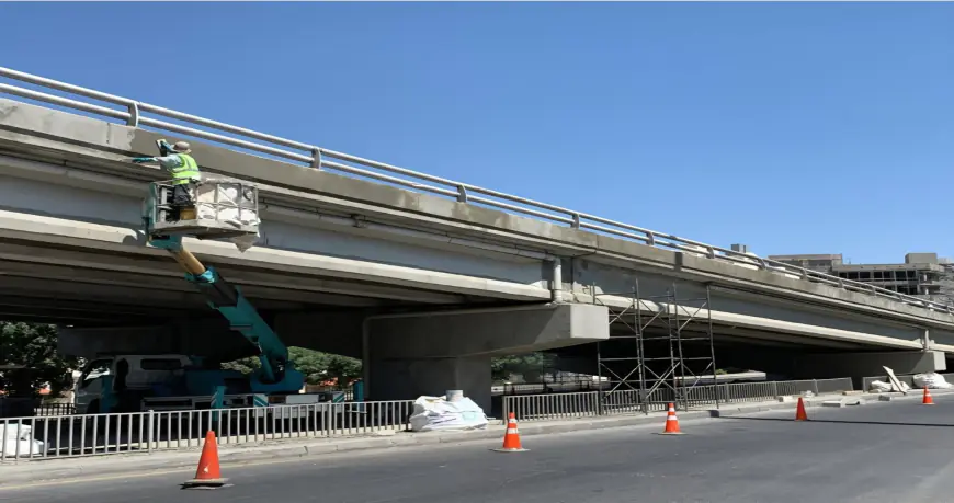 (الأشغال) تبدأ تنفيذ أعمال تأهيل جسر الثامن