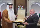 الملك يمنح أمير قطر قلادة الحسين بن علي (فيديو)