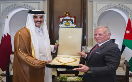 الملك يمنح أمير قطر قلادة الحسين بن علي (فيديو)