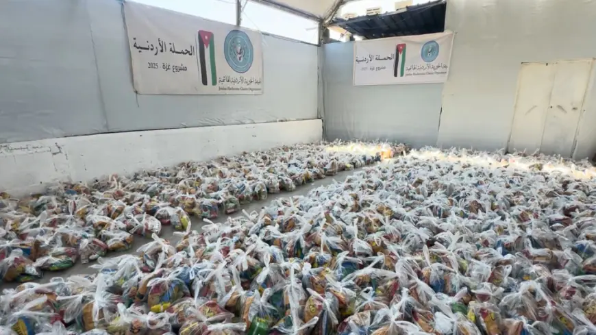 الحملة الأردنية توزع 1000 طرد مخصص للأطفال في شمال وجنوب غزة