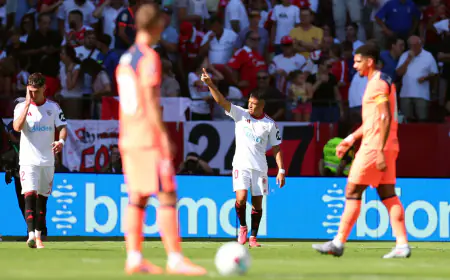 إشبيلية يُسقط برشلونة برباعية.. ويقدم هدية لريال مدريد