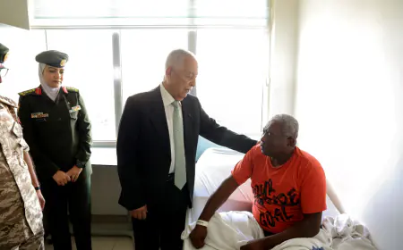 تنفيذا للتوجيهات الملكية العيسوي يطمئن على صحة البطل العالمي الجنيدي والمواطن الفريحات