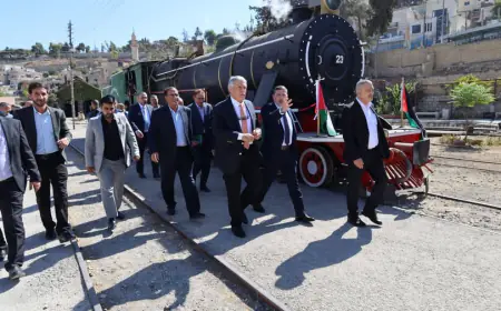 وزير النقل يدشن قاطرة بخارية ويؤكد أهمية تطوير الخط الحديدي الحجازي لتعزيز السياحة والنقل في الأردن