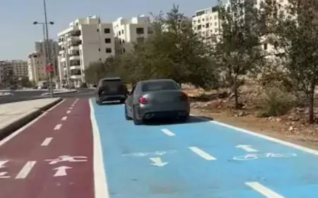 إجراءات صارمة بحق مخالفين قادوا مركباتهم داخل مسارات المشاة في عمان