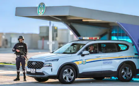 الدوريات الخارجية تنقذ سائقا تعطل مثبت سرعة مركبته على الطريق الصحراوي دون إصابات