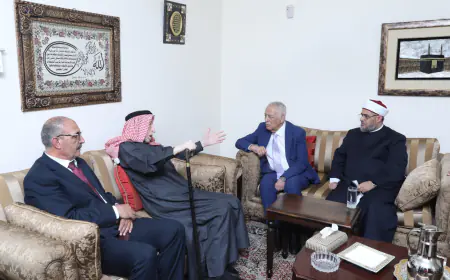 العيسوي ينقل تمنيات الملك وولي العهد للوزيرين العكور وأبو عين بتمام الصحة