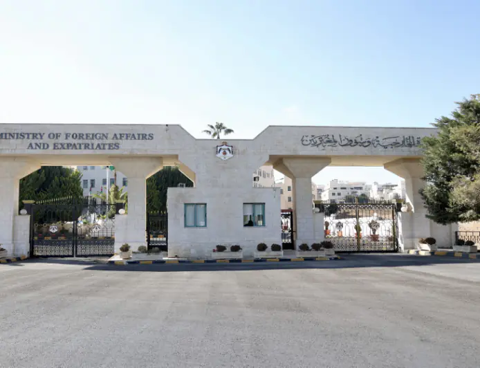 الخارجية تؤكد احترام القانون الدولي وحماية البعثات الدبلوماسية