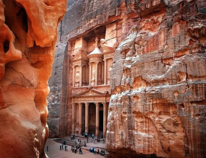 تأخير دوام موظفي سلطة إقليم البترا إلى التاسعة صباحا الثلاثاء بسبب الأحوال الجوية