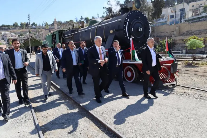 وزير النقل يدشن قاطرة بخارية ويؤكد أهمية تطوير الخط الحديدي الحجازي لتعزيز السياحة والنقل في الأردن