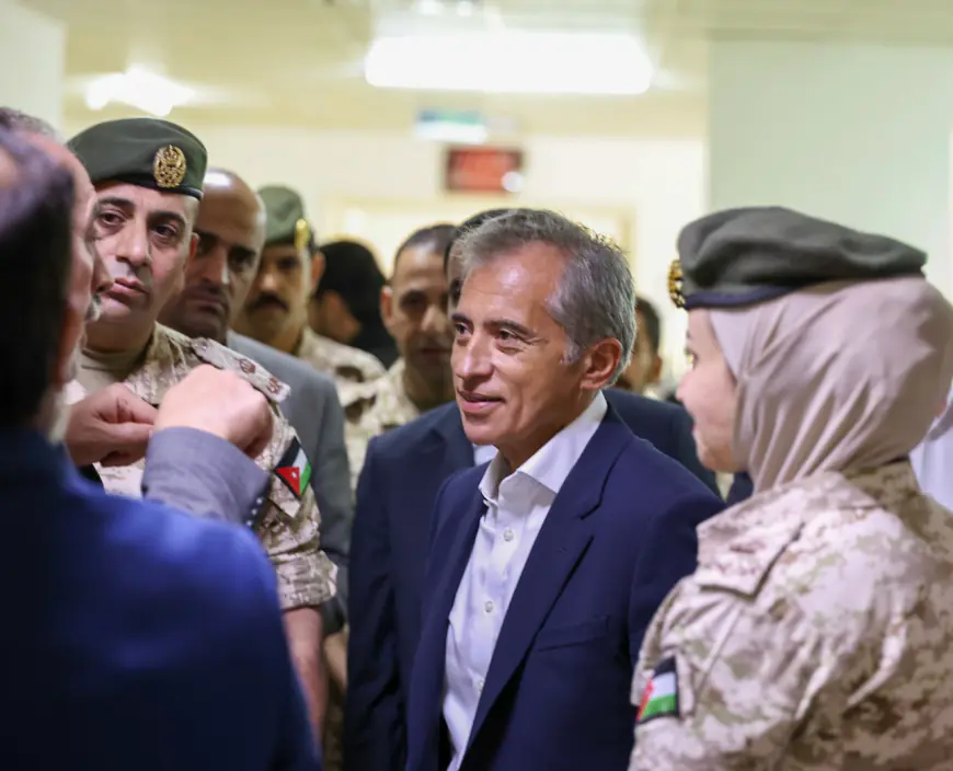 رئيس الوزراء يوجّه بحزمة تطويرية شاملة تشمل الصحة والتعليم والخدمات الإدارية في الأزرق وجنوب عمان
