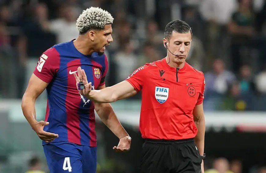 الحكم سوتو غرادو يقود كلاسيكو ريال مدريد وبرشلونة وسط ذكريات مثيرة للجدل