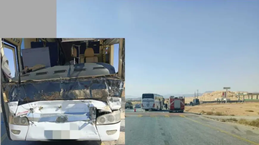 21 إصابة في حادث تصادم بين حافلة وتريلا بالقويرة