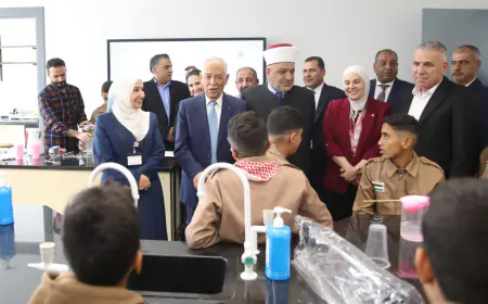 العيسوي يفتتح مصنع الزي للألبسة الجاهزة بالموجب ومدرسة الربة الثانوية للبنين