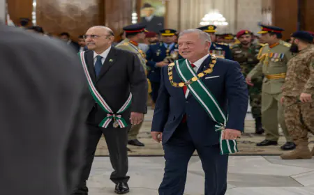 الرئيس الباكستاني يمنح الملك أعلى وسام مدني باكستاني