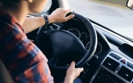 ضبط حدث يقود حافلة نقل عمومي دون رخصة في عمان