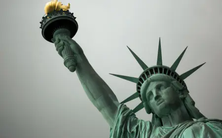 من سيتوج بتاج MAGA في معركة الذكاء الاصطناعي والهجرة؟