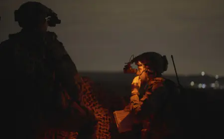 الملك يقلد ولي العهد شارة سيف القوات الخاصة