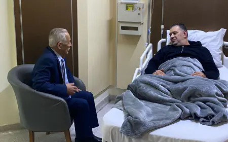 العيسوي ينقل تمنيات الملك وولي العهد بالشفاء العاجل للوزير الأسبق نضال البطاينة