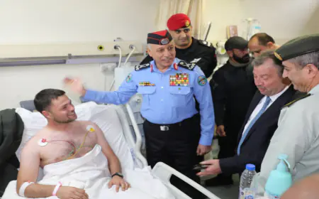 مديرا المخابرات والأمن العام يزوران مصابي مداهمة الرمثا ويطمئنان على علاجهم