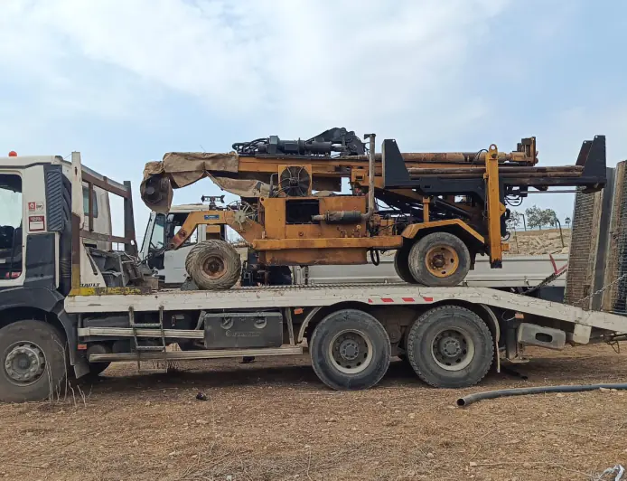 المياه: ضبط حفارة مخالفة في أم الدنانير(صور)