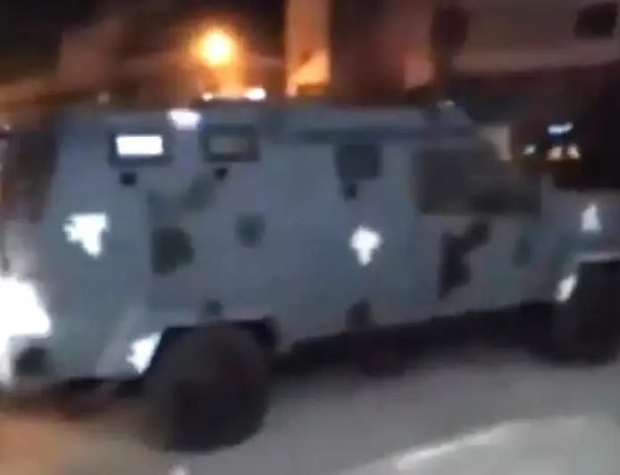 قوة أمنية تنفذ مداهمة في لواء الرمثا لشقيقين مطلوبين من حملة الفكر التكفيري