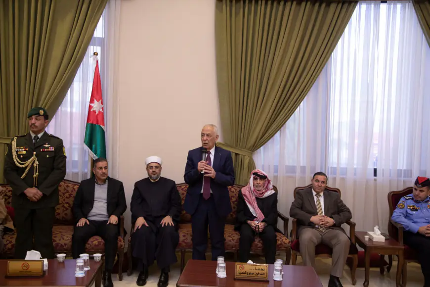 مندوبا عن الملك وولي العهد. العيسوي يعزي  عشائر المجالي والزعبي والقاضي