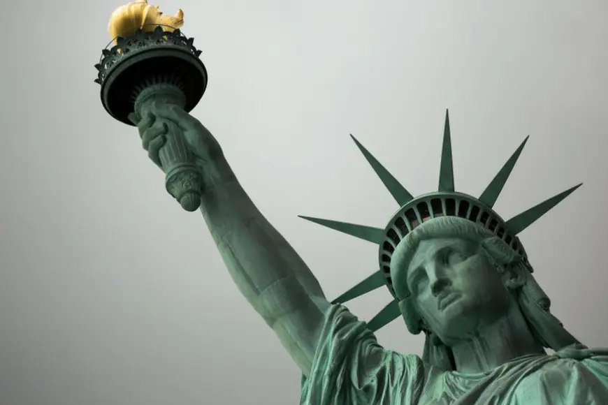 من سيتوج بتاج MAGA في معركة الذكاء الاصطناعي والهجرة؟