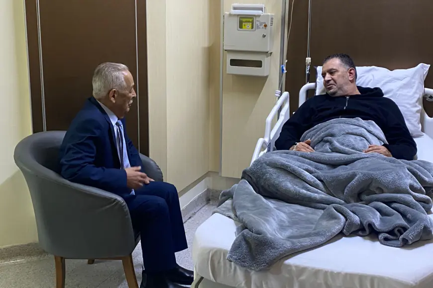 العيسوي ينقل تمنيات الملك وولي العهد بالشفاء العاجل للوزير الأسبق نضال البطاينة