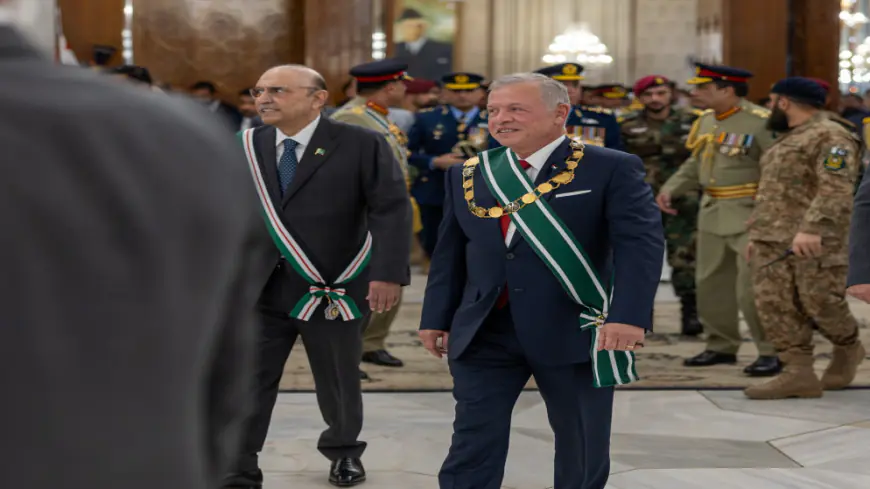 الرئيس الباكستاني يمنح الملك أعلى وسام مدني باكستاني