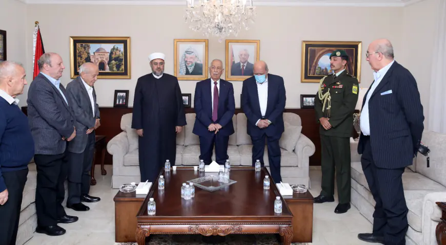 مندوبا عن الملك وولي العهد.. العيسوي يعزي بوفاة شقيقة سفير دولة فلسطين