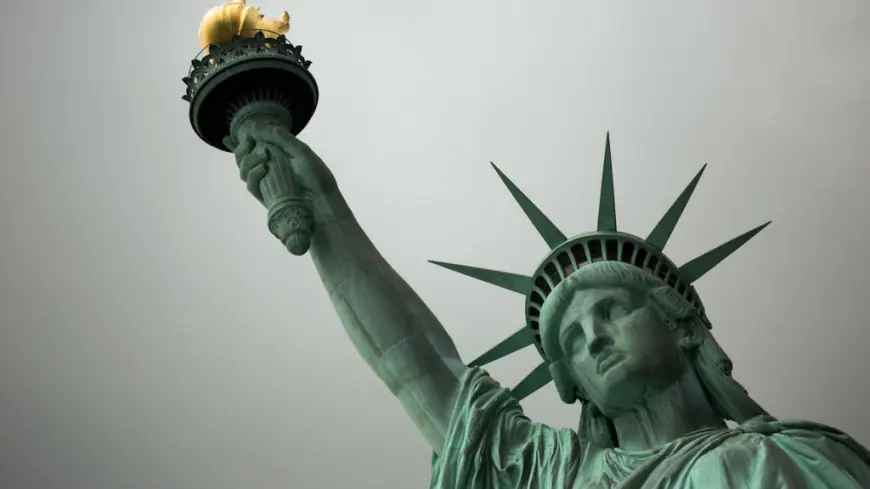 من سيتوج بتاج MAGA في معركة الذكاء الاصطناعي والهجرة؟