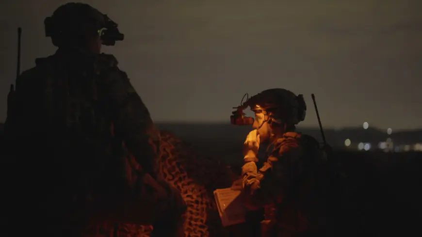 الملك يقلد ولي العهد شارة سيف القوات الخاصة