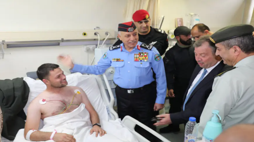 مديرا المخابرات والأمن العام يزوران مصابي مداهمة الرمثا ويطمئنان على علاجهم