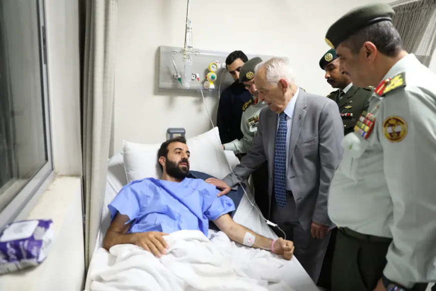 بتوجيهات ملكية العيسوي يطمئن على صحة مصابي المداهمة الأمنيّة بالرمثا وينقل اعتزاز الملك وولي العهد وتمنياتهما بالشفاء العاجل