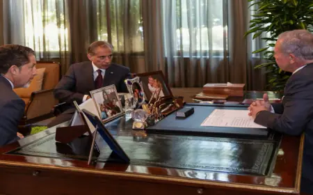 الديوان الملكي ينشر صورة للملك خلال اجتماعه الأسبوعي مع رئيس الوزراء