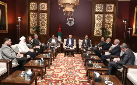 رئيس الديوان الملكي يلتقي وفدا من جماعة عمان لحوارات المستقبل