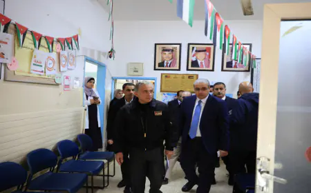 رئيس الوزراء يتفقد عدداً من المواقع في عين الباشا والبقعة وصافوط وأم الدنانير