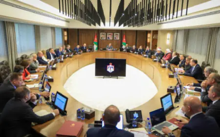 الحكومة توقف قرار إنهاء خدمات الموظفين ممن بلغت خدماتهم 30 سنة فأكثر