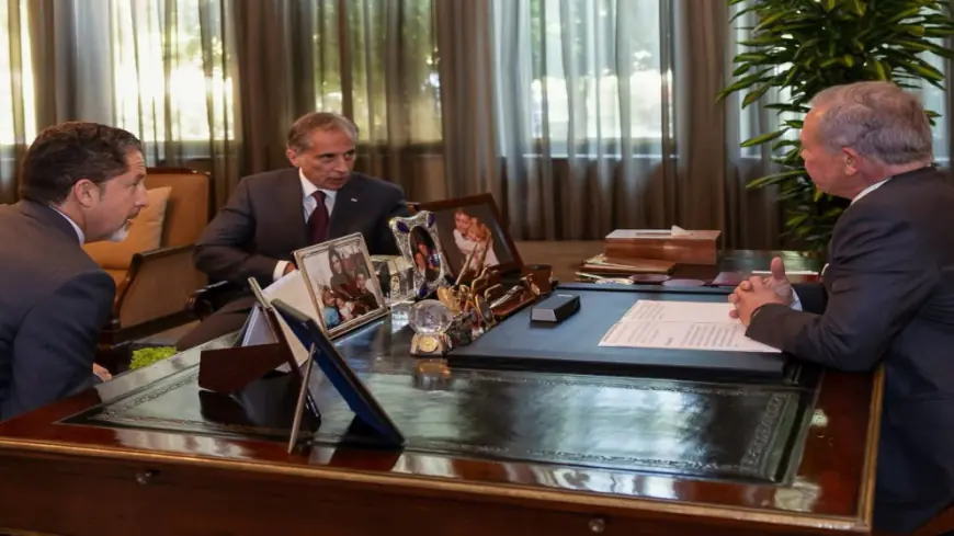 الديوان الملكي ينشر صورة للملك خلال اجتماعه الأسبوعي مع رئيس الوزراء