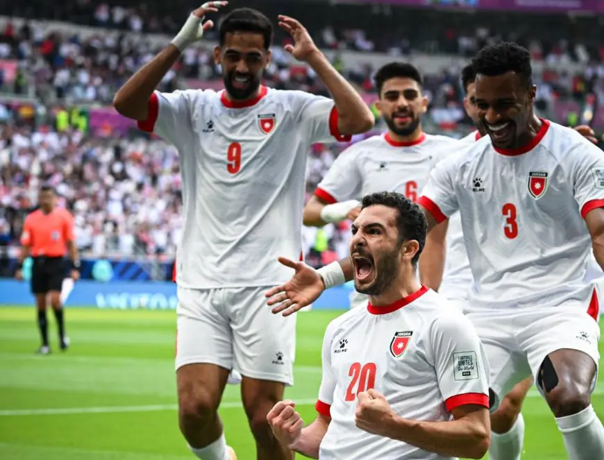 النشامى بالأبيض في مواجهة العراق بنصف نهائي كأس العرب.. الموعد والقنوات الناقلة