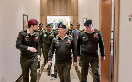 الملك يرافقه ولي العهد يزور القيادة العامة للقوات المسلحة (صور)