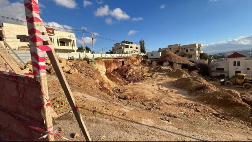 إغلاق مؤقت لطريق فرعي في الجبل الأخضر بجرش حفاظا على سلامة المواطنين