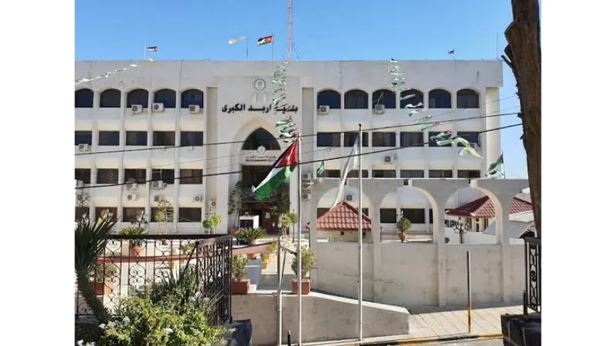 بلدية إربد توقف عمل المتعهدين لحين إصلاح الحفريات