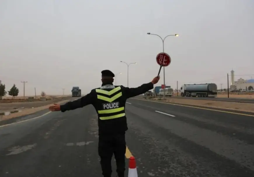 سقوط حمولة فوسفات وانسكاب زيوت على طرق خارجية