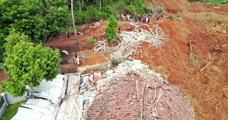 الكوارث الإندونيسية.. عشرات المفقودين و7 قتلى بانهيار أرضي في باندونج الغربية